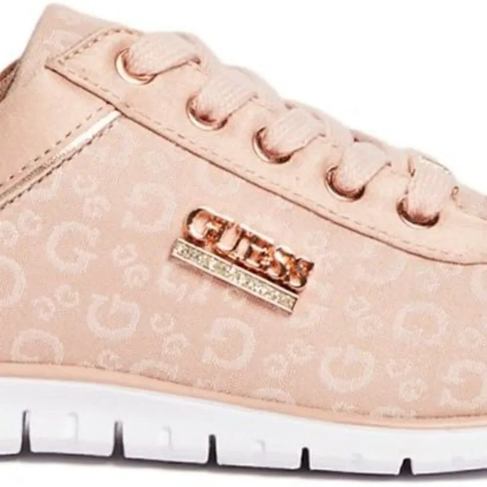 Guess Women Pink Gemma Low Top Logo Print Sneakers Metallic Accents Size 7.5 EUC